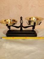 Klein gietijzeren weegschaal met koperen bakken, Ophalen of Verzenden