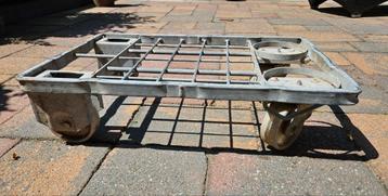 meubel hondje/trolley  beschikbaar voor biedingen