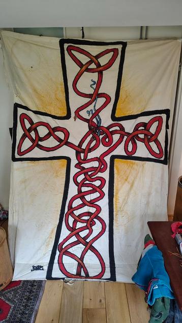 beschilderd laken. kruis met kronkels.  beschikbaar voor biedingen