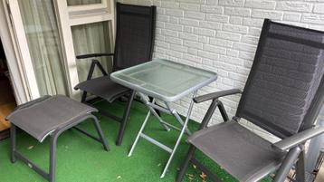 tuintafel en stoelen beschikbaar voor biedingen