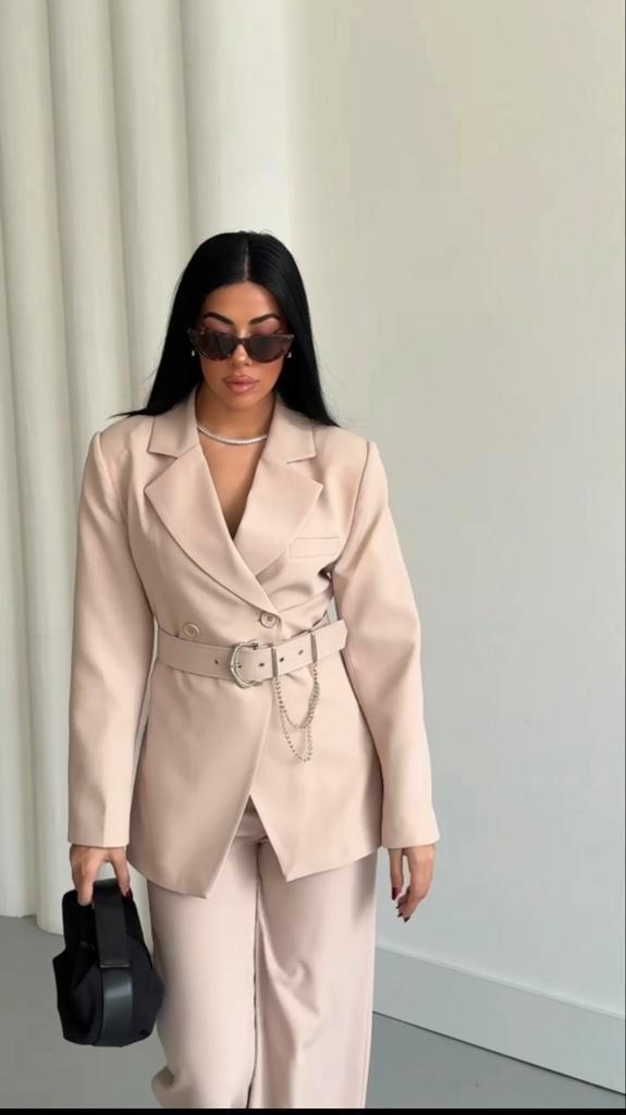 Beige Dameskostuum - Maat 38, Kleding | Dames, Jasjes, Kostuums en Pakken, Nieuw, Kostuum of Pak, Maat 38/40 (M), Beige, Ophalen of Verzenden