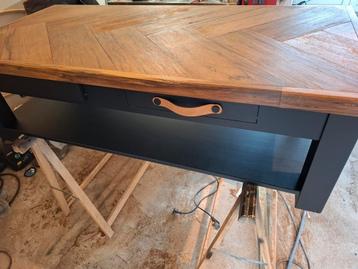 Tekoop mooie salontafel  beschikbaar voor biedingen