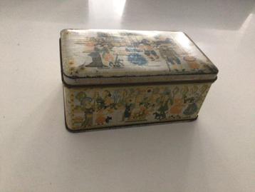 Oud blikje met speldjes  beschikbaar voor biedingen