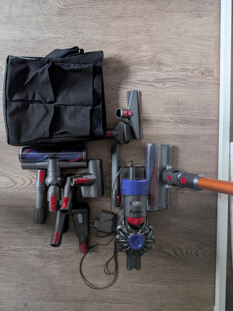 Dyson V8 Absolute - Complete set met accessoires + tas, Ophalen of Verzenden, Gebruikt, Reservoir, Stofzuiger