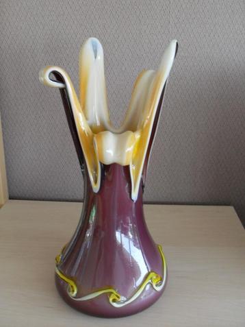 Handmade -Vaas met punten beschikbaar voor biedingen