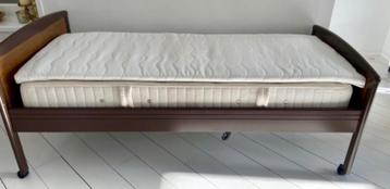 Compleet elektrisch verstelbaar bed beschikbaar voor biedingen
