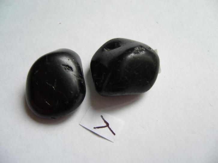 zwarte toermalijn foto1 = 0,99 schorl trommelsteen zaksteen, Verzamelen, Mineralen en Fossielen, Ophalen of Verzenden