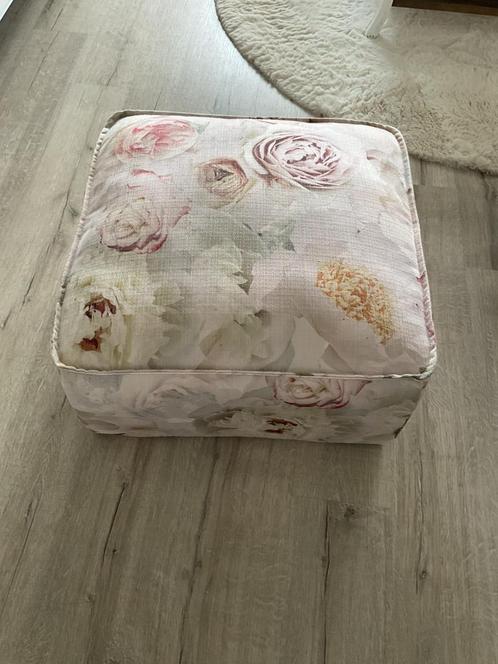 Poef met bloemen motief, Huis en Inrichting, Banken | Voetenbanken en Poefen, Zo goed als nieuw, 50 tot 75 cm, Rond, Ophalen