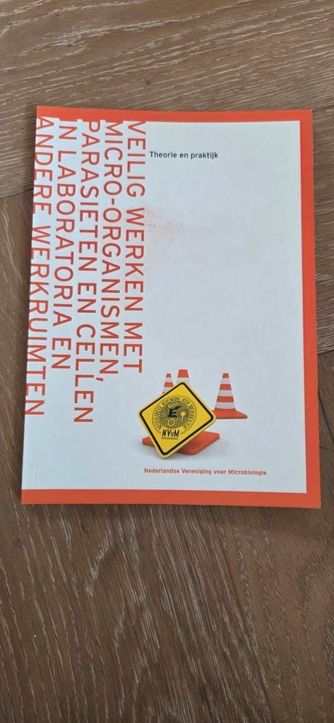 Veilig werken met micro-organismen, Boeken, Wetenschap, Zo goed als nieuw, Natuurwetenschap, Ophalen of Verzenden