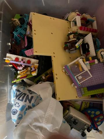 Grote 60 liter bak met lego friends beschikbaar voor biedingen