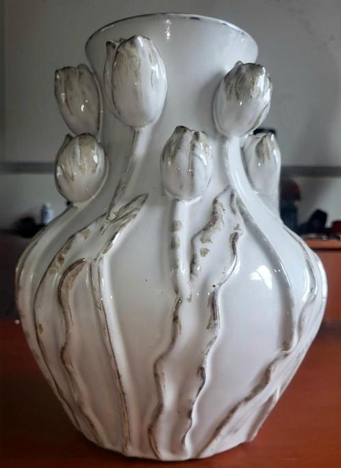 Witte Vaas met Tulpen Reliëf ( D. Kromhout ), Huis en Inrichting, Woonaccessoires | Vazen, Zo goed als nieuw, Wit, Minder dan 50 cm