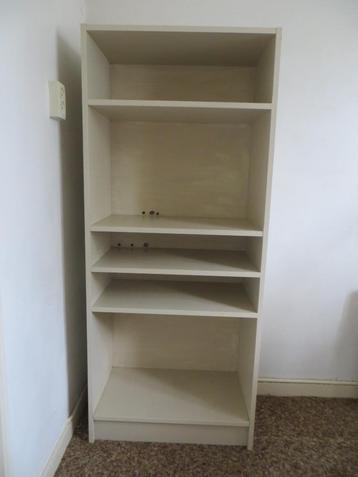 Eenvoudige open kast met vaste planken. Vintage beschikbaar voor biedingen