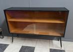 50 jaren zwarte vitrine kast 2 glazen schuifdeuren & 1 plank, Ophalen, Gebruikt, 100 tot 150 cm, Glas