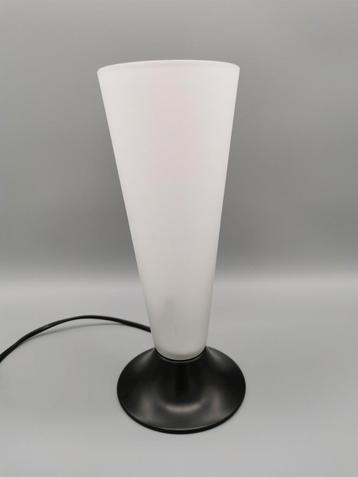 Hala Zeist retro vintage tafel lamp zwart metaal met melkgla beschikbaar voor biedingen