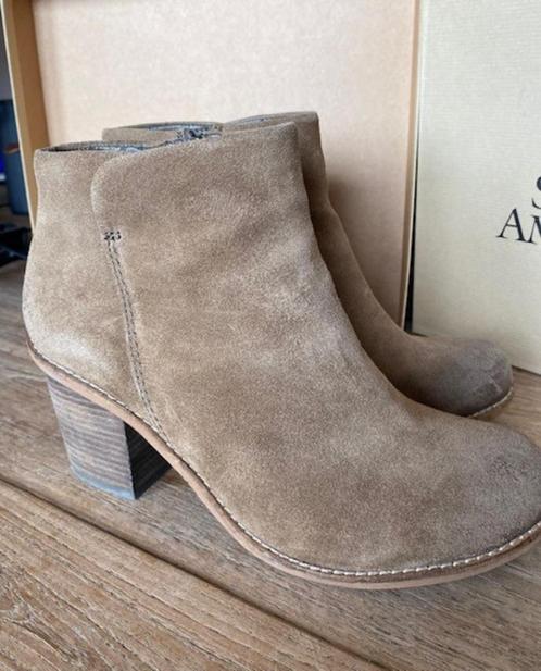 Clarks, stoere enkellaarsjes, blokhak, taupe, mt 42, NIEUW, Kleding | Dames, Schoenen, Nieuw, Lage of Enkellaarzen, Bruin, Ophalen of Verzenden