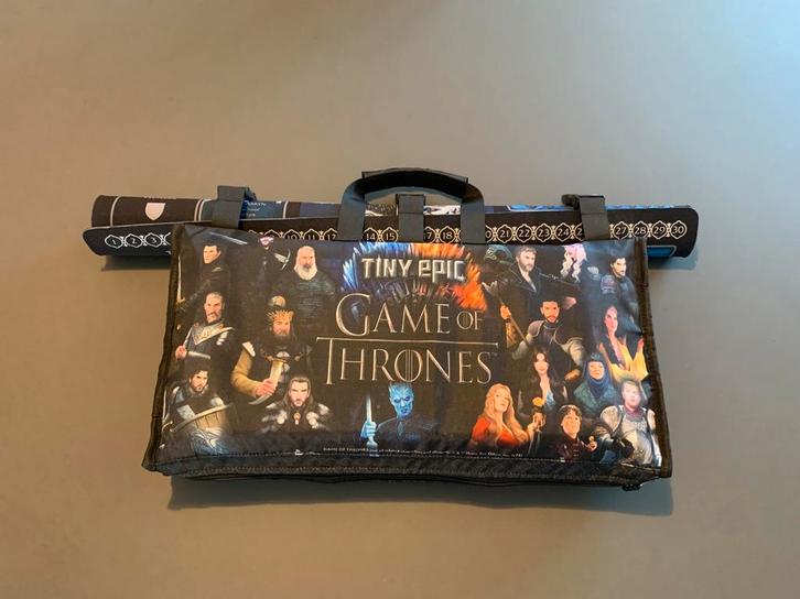 Tiny epic game of thrones DELUXE all-inn pledge, Hobby en Vrije tijd, Gezelschapsspellen | Bordspellen, Zo goed als nieuw, Ophalen of Verzenden