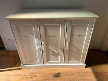 Kinder (kleding) kastje / commode / verschoningstafel beschikbaar voor biedingen