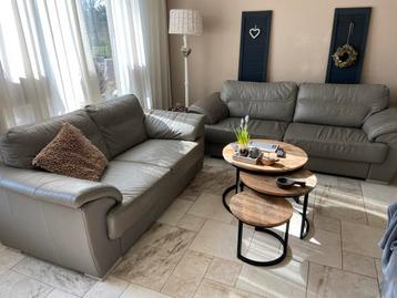 Mooi taupe kleurig leren bankstel beschikbaar voor biedingen