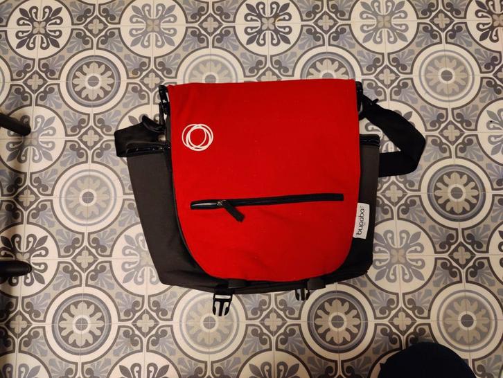 Bugaboo luiertas /Schoudertas Rood/Zwart, Kinderen en Baby's, Luiertassen, Zo goed als nieuw, Schoudertas, Ophalen of Verzenden