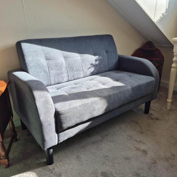 Grijze tweepersoons bank nauwelijks gebruikt 120cm breed, Huis en Inrichting, Banken | Sofa's en Chaises Longues, Zo goed als nieuw