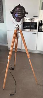 Stoere Staanlamp met Houten Driepoot, Huis en Inrichting, Lampen | Vloerlampen, Ophalen, Zo goed als nieuw, Hout, 150 tot 200 cm