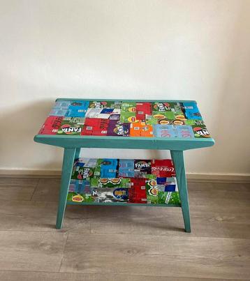 Gezellig bijzettafeltje gepimpt met frisdrank blikjes tafel beschikbaar voor biedingen