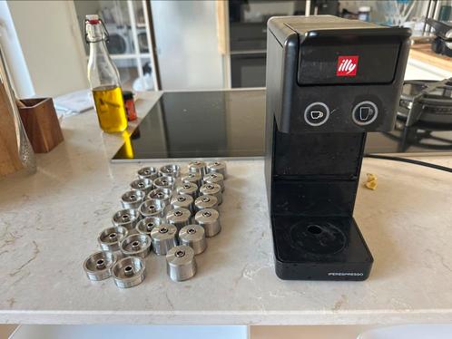 Illy Y3 koffiemachine Zwart + 9 Hervulbare cups, Witgoed en Apparatuur, Koffiezetapparaten, Gebruikt, Gemalen koffie, Koffiepads en cups