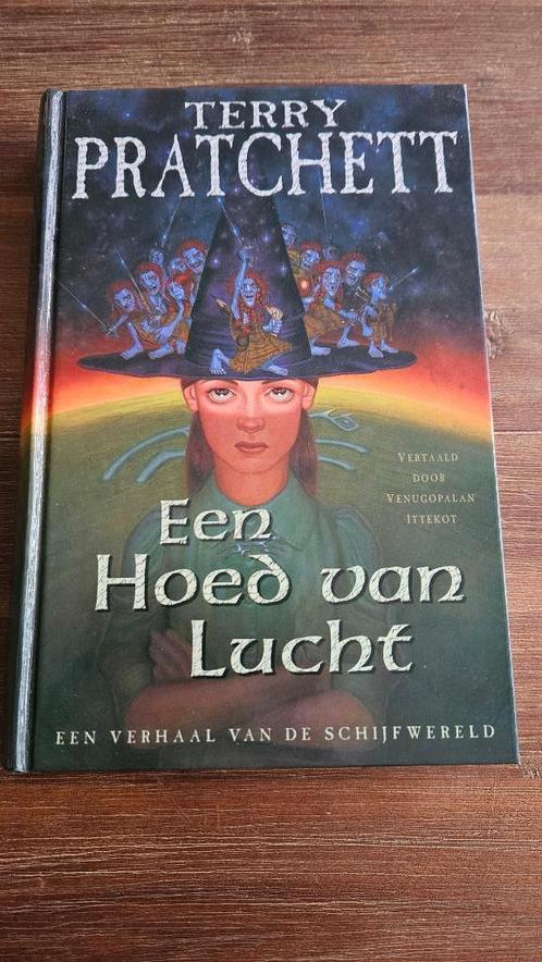 Terry Pratchett 32 - een Hoed van Lucht (hardcover), Boeken, Fantasy, Zo goed als nieuw, Ophalen of Verzenden