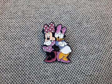 1 leuke pin van Minnie Mouse en Katrien te koop beschikbaar voor biedingen