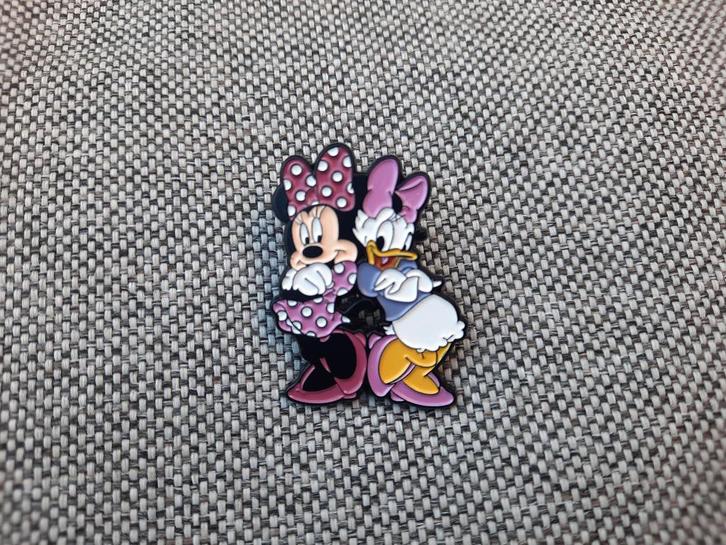 1 leuke pin van Minnie Mouse en Katrien te koop, Verzamelen, Speldjes, Pins en Buttons, Nieuw, Speldje of Pin, Overige onderwerpen