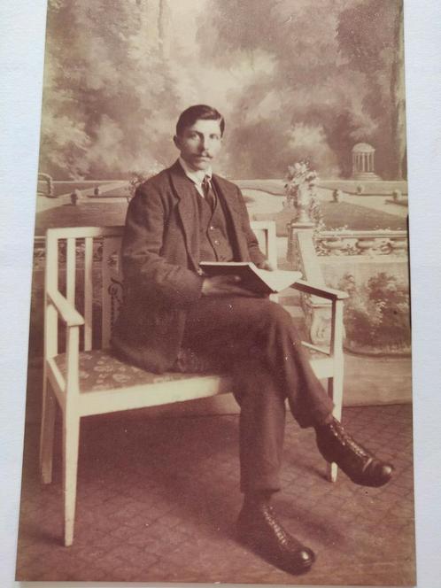 E423 Man met Boek, Verzamelen, Foto's en Prenten, Voor 1940, Ophalen of Verzenden