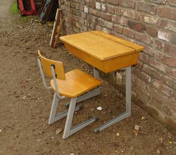 kindertafeltje met stoel uit school lessenaar schooltafel beschikbaar voor biedingen