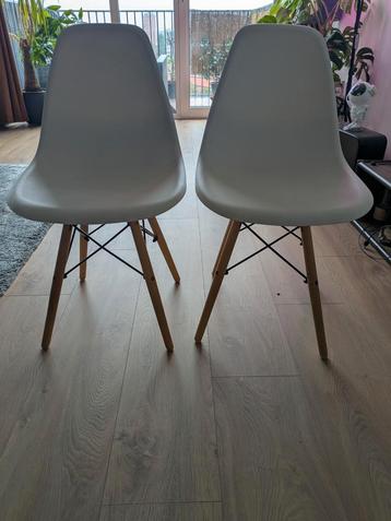 2 witte kuipstoelen  beschikbaar voor biedingen
