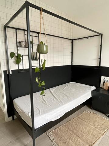 Metalen hemelbed 1-persoons (WOOOD), in goede staat beschikbaar voor biedingen