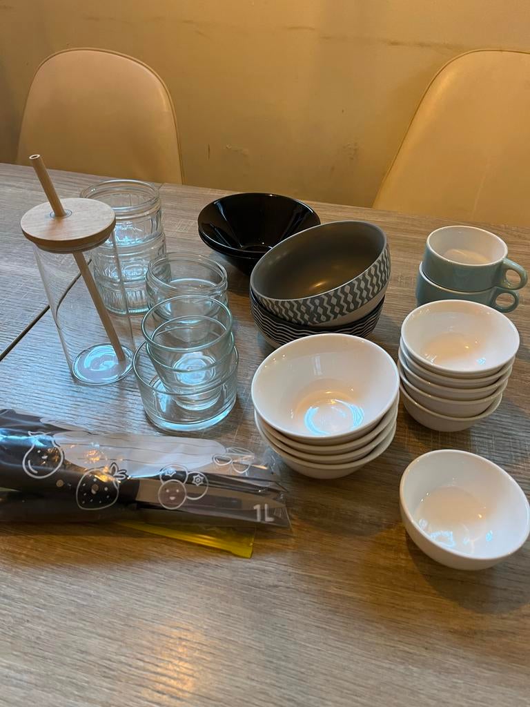 Servies Uitzet - Bakjes, Kommen, Kopjes, Bestek, Ophalen, Zo goed als nieuw