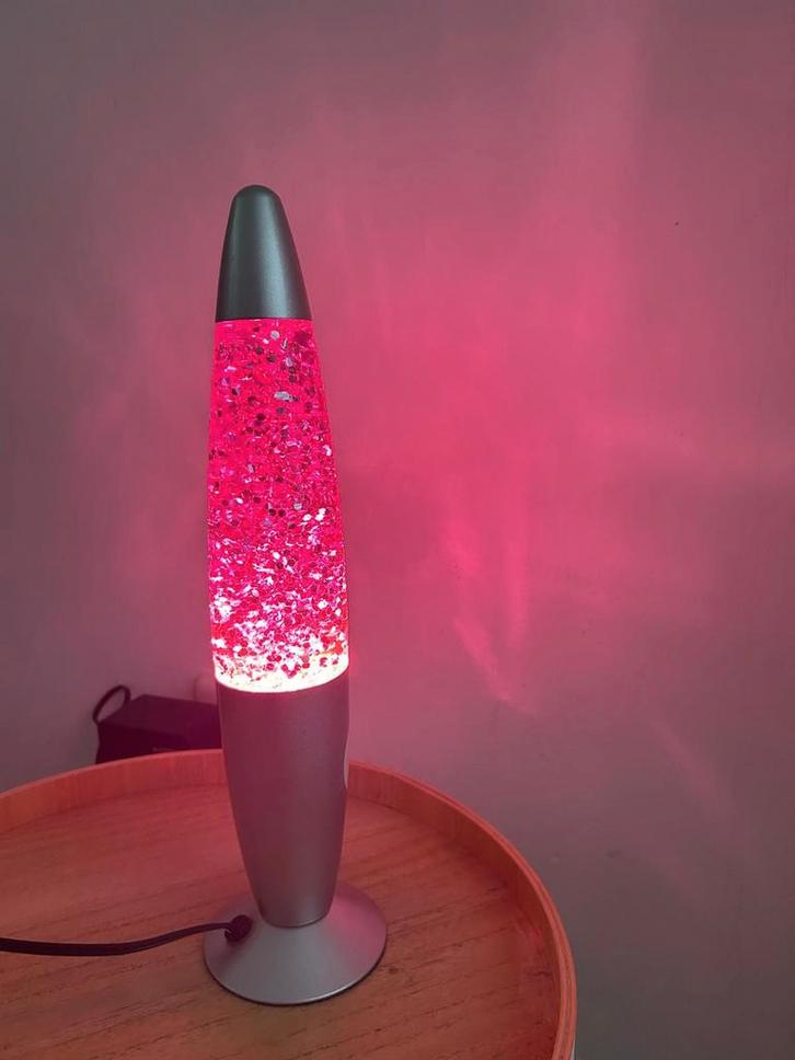 Lavalamp roze/paars met glitter, Huis en Inrichting, Lampen | Tafellampen, Zo goed als nieuw, Minder dan 50 cm, Ophalen