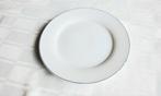 Nieuw 12 persoons wit servies met een blauw randje., Huis en Inrichting, Keuken | Servies, Ophalen, Nieuw, Overige stijlen, Aardewerk