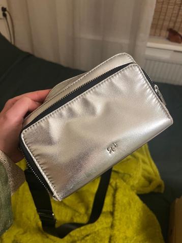 Zilverkleurige tas (crossbody) €7 beschikbaar voor biedingen