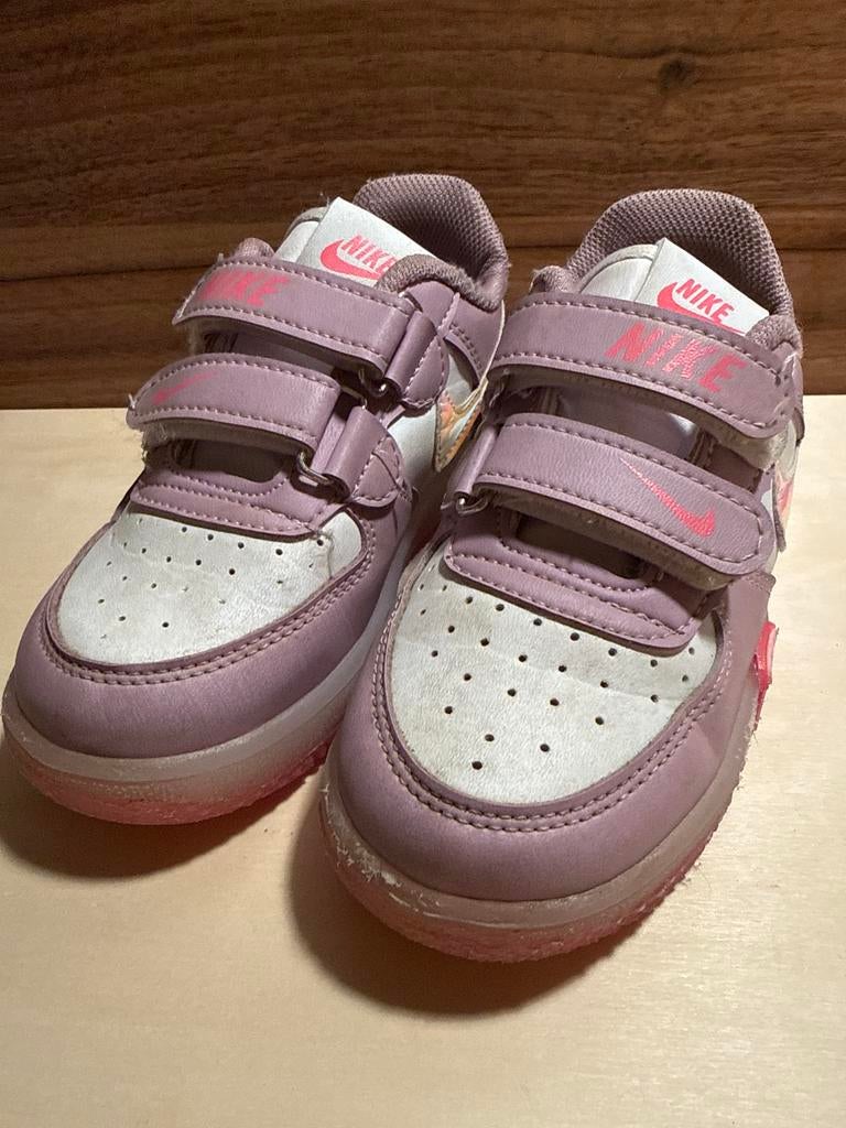 Nike Air Force 1 Barbie Maat 29, Kinderen en Baby's, Kinderkleding | Schoenen en Sokken, Ophalen, Zo goed als nieuw, Meisje, Schoenen