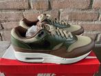 Nike Air Max 1 PRM Olive maat 43 (Nieuw), Kleding | Heren, Schoenen, Overige kleuren, Sportschoenen, Nieuw, Ophalen of Verzenden