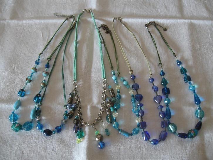 6 blauwe kettingen glaskralen, leuk combineren goede staat, Sieraden, Tassen en Uiterlijk, Kettingen, Gebruikt, Overige materialen