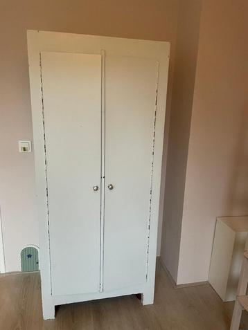 Gratis: Twee brocante kledingkasten beschikbaar voor biedingen