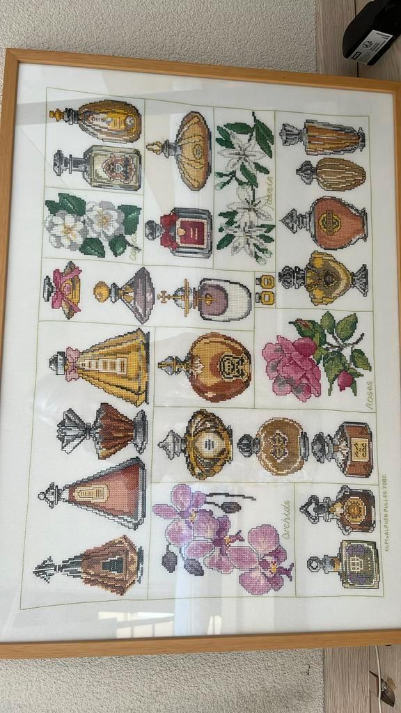 Geborduurd schilderij van oude parfumflessen, Antiek en Kunst, Kunst | Schilderijen | Klassiek, Ophalen of Verzenden