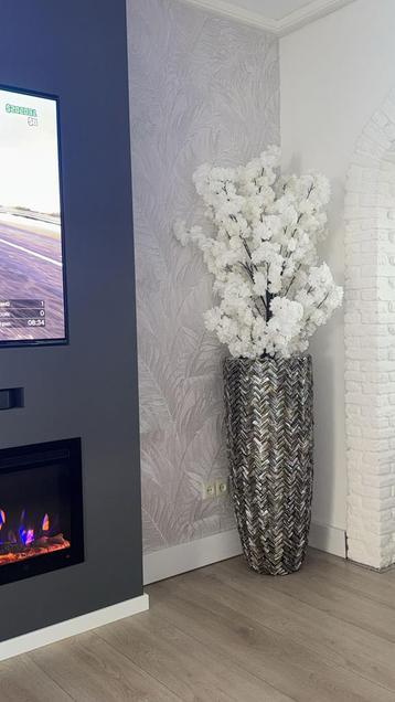 Schelpenvazen met bloesem boom beschikbaar voor biedingen