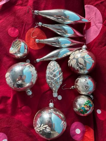 11 oude ballen, 1 gekleurde deuk 4 pegels 5witte 1prop beschikbaar voor biedingen