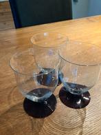 Glazen met paarse voet en borrelglaasjes met karaf, Antiek en Kunst, Antiek | Glas en Kristal, Ophalen of Verzenden