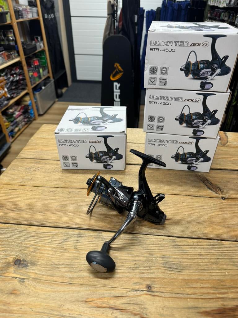 nieuwe saenger ultra tec gold 4500 baitrunners, Watersport en Boten, Hengelsport | Roofvissen, Ophalen of Verzenden, Nieuw, Molen