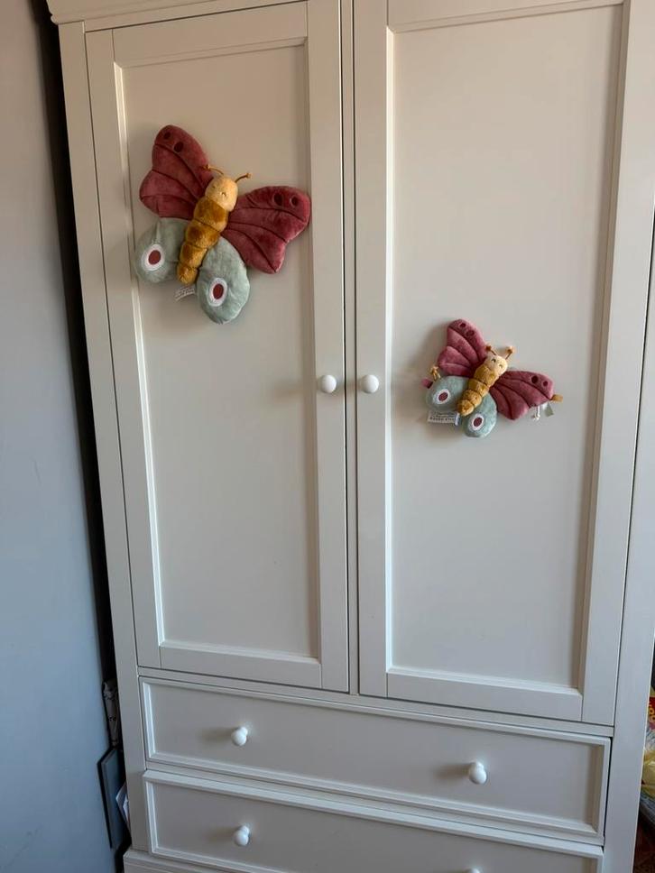 Ledikant + commode + mooie wandplank (gekocht bij Babypark), Kinderen en Baby's, Kinderkamer | Complete kinderkamers, Zo goed als nieuw