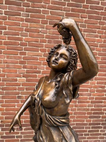 Kolossaal bronzen sculptuur. Godin van de wijn! beschikbaar voor biedingen