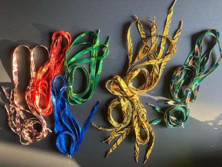 Schoenveters plat met feestelijke prints 120 cm 3,00 p/p, Hobby en Vrije tijd, Feestartikelen, Nieuw, Versiering, Carnaval, Ophalen of Verzenden